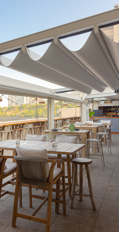 Terrasse de restaurant protégée par des stores bannes