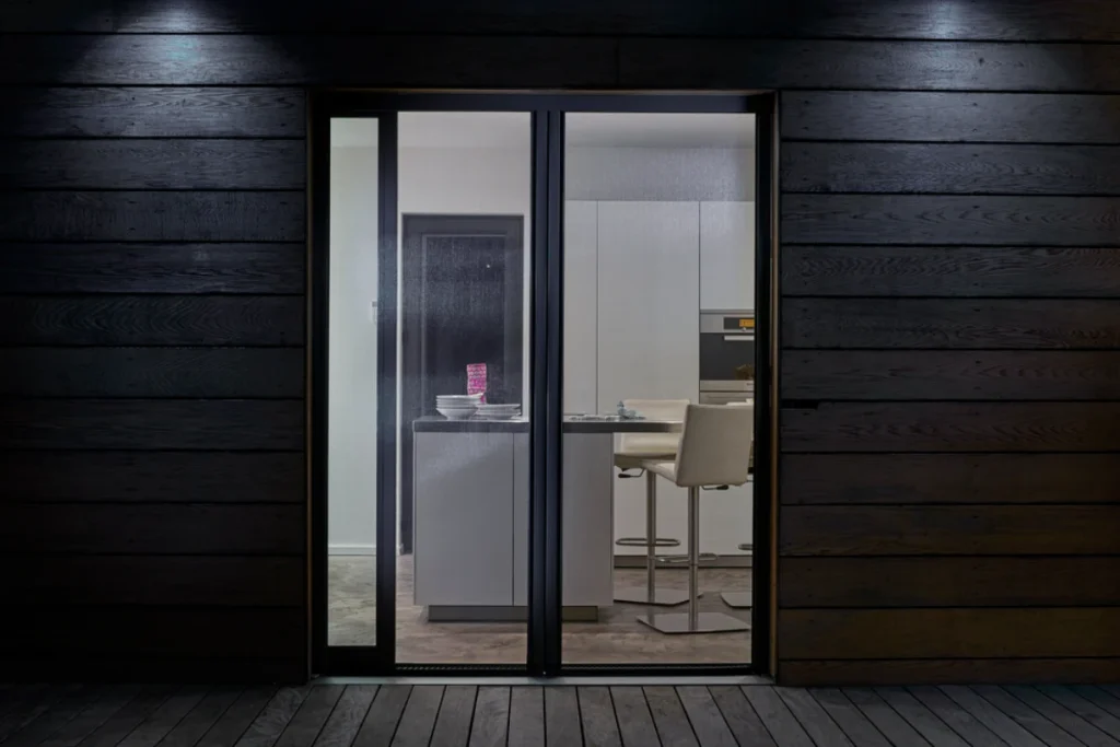 Quelle moustiquaire choisir pour une baie vitrée ou une porte-fenêtre ?