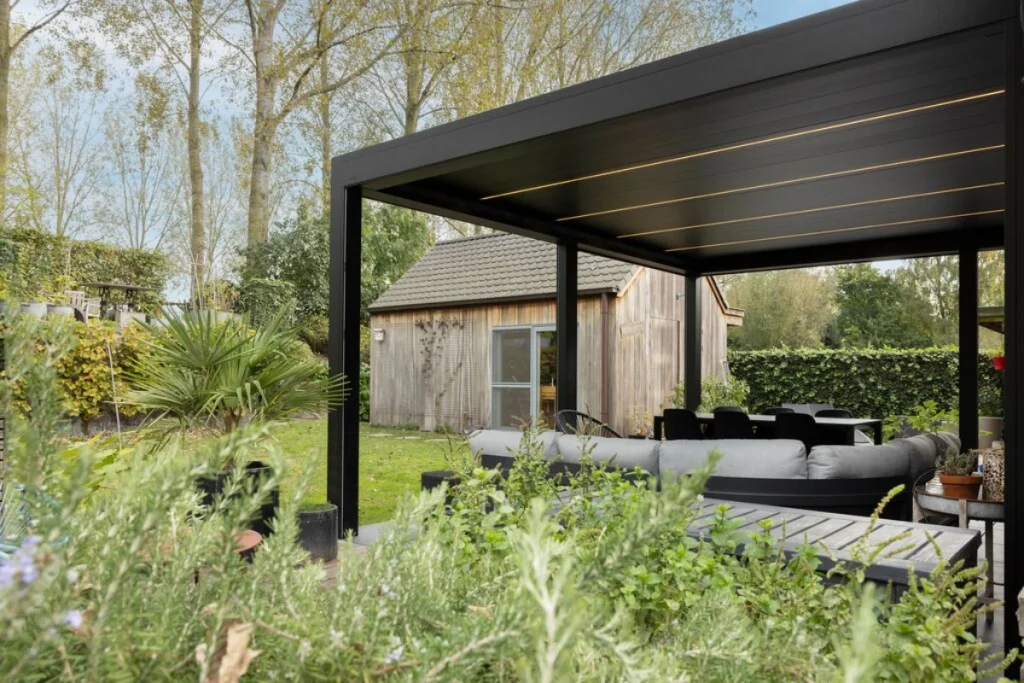 Pergolas à lames orientables ou pergola à toile : que choisir ?