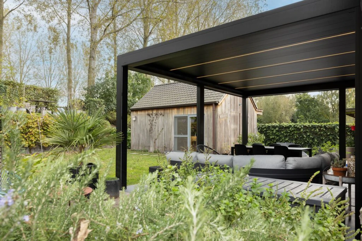 Pergolas à lames orientables ou pergola à toile : que choisir ?